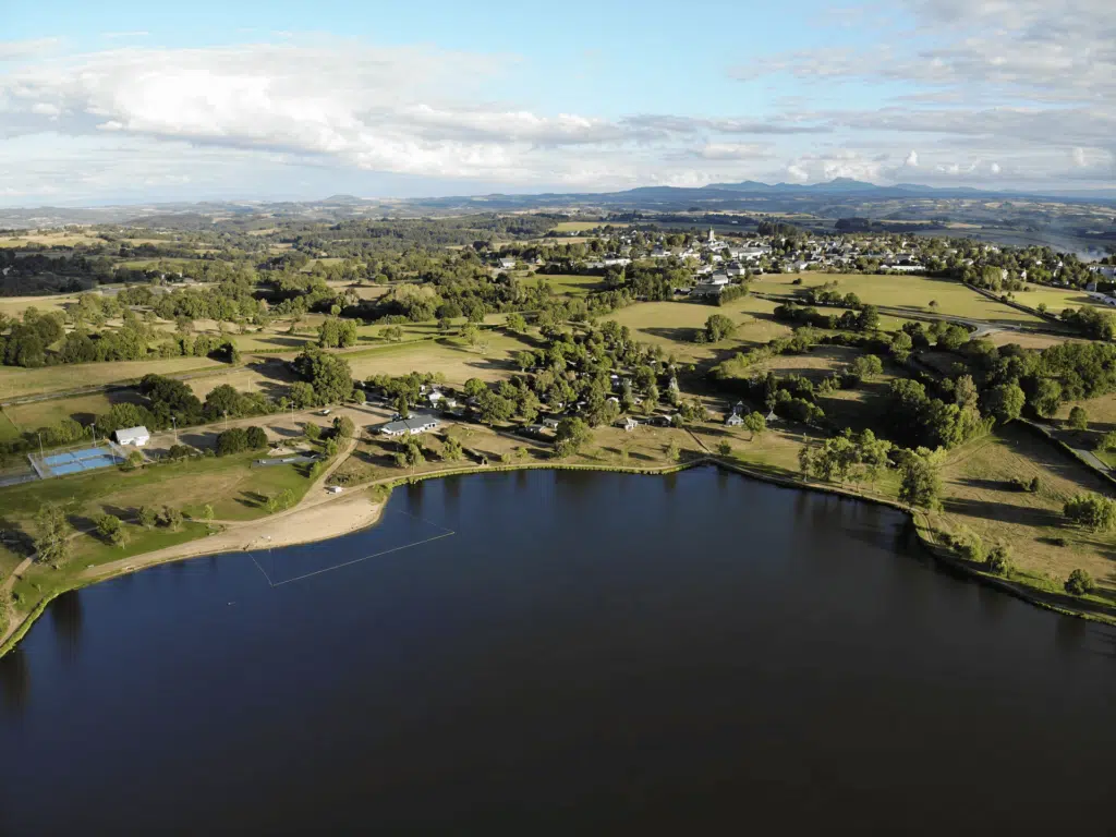 camping proche base de loisirs eau