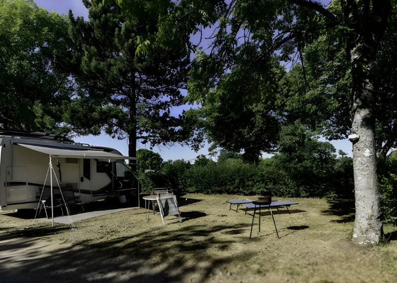 emplacement spacieux camping etang philippe